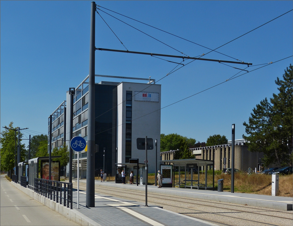 Eines der vielen Gebude der „UNI Luxemburg“ mit der dazu gehrenden Tramhaltestelle in Luxemburg Kirchberg. 05.08.2020