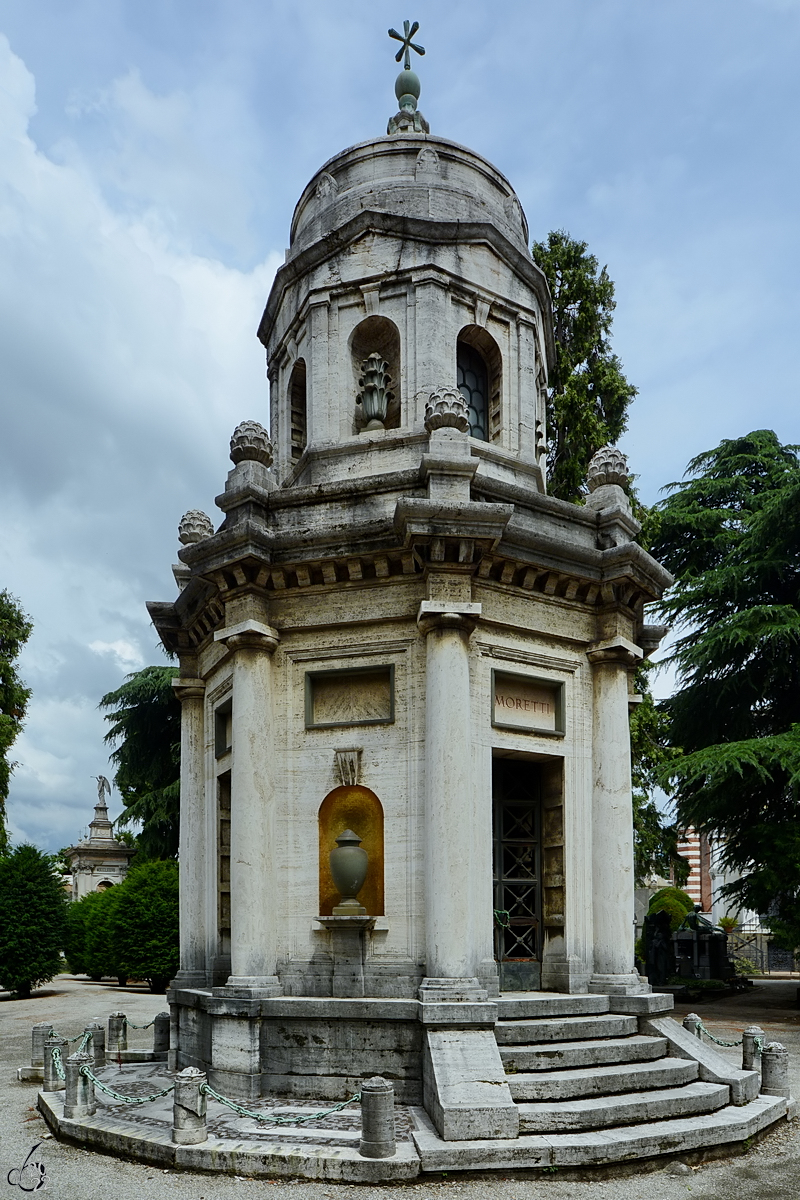 Eines der vielen Mausoleen auf dem Zentralfriedhof von Mailand. (Juni 2022)