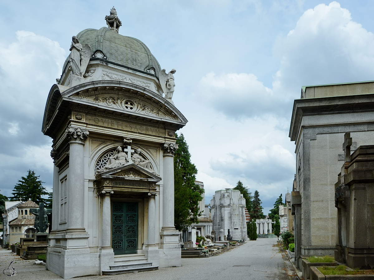 Eines der vielen prachtvollen Mausoleen auf dem Zentralfriedhof von Mailand, so gesehen Mitte Juni 2014.