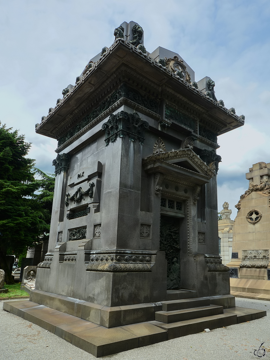 Eines der vielen sehenswerten Mausoleen auf dem Zentralfriedhof von Mailand. (Juni 2022)
