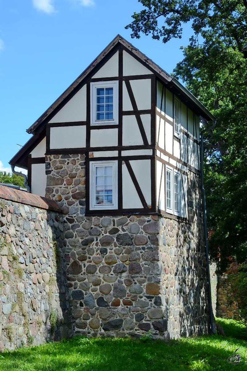 Eines der vielen in die Stadtmauer von Neubrandenburg integrierte Neuen Wiekhuser. (August 2013)