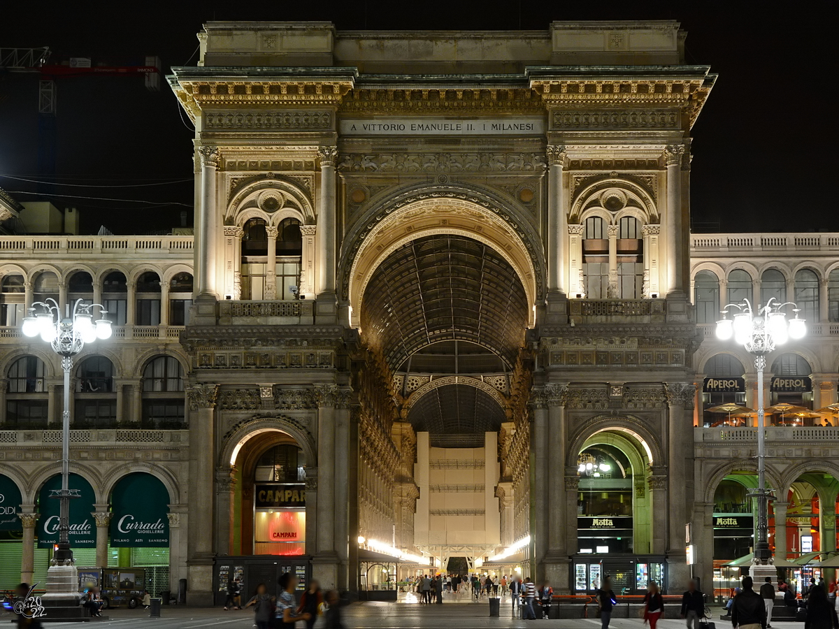 Eines der vier Portale der Galleria Vittorio Emanuele II, einer Einkaufsgalerie aus dem 19. Jahrhundert. (Mailand, Juni 2014)