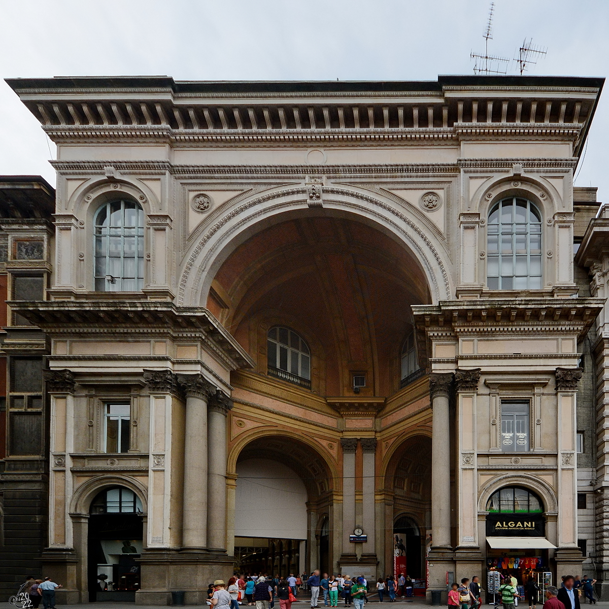 Eines der vier Portale der Galleria Vittorio Emanuele II, einer Einkaufsgalerie aus dem 19. Jahrhundert. (Mailand, Juni 2014)