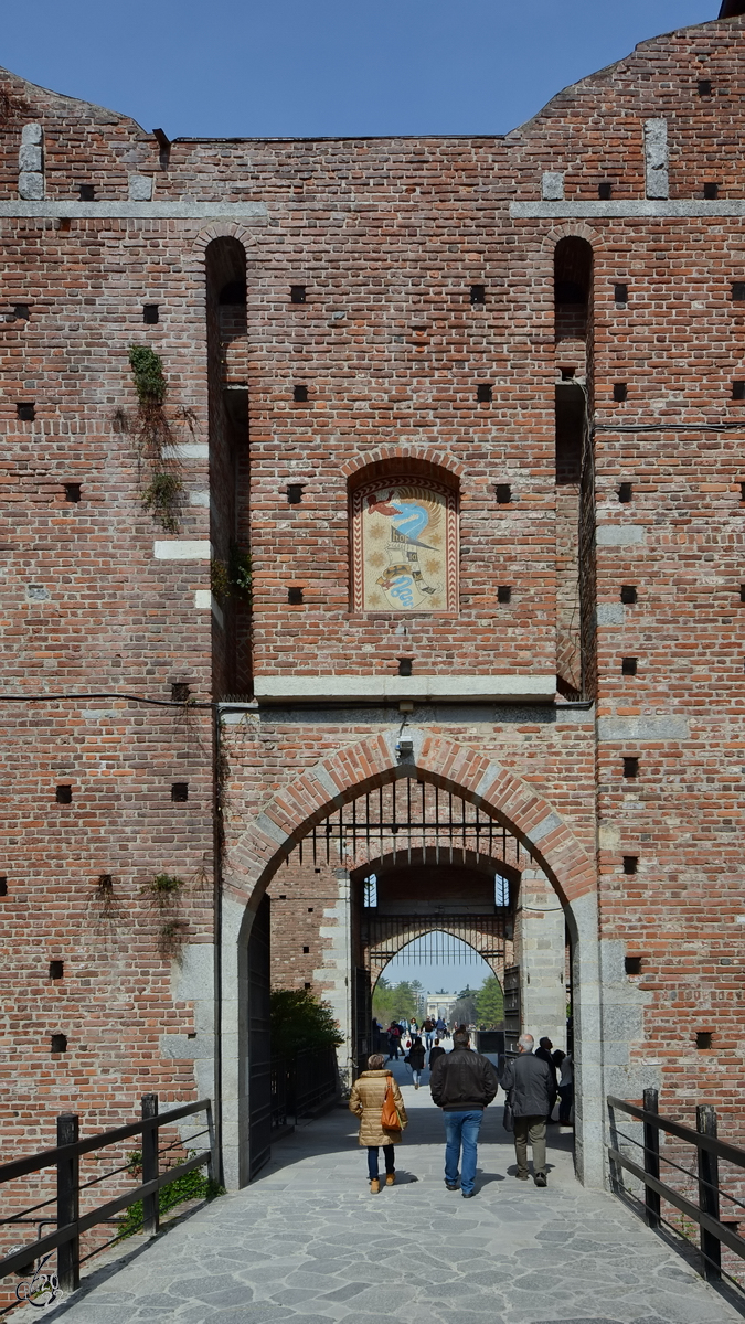 Eines der vier Tore zum mittelalterlichen Castello Sforzesco. (Mailand, Juni 2014)