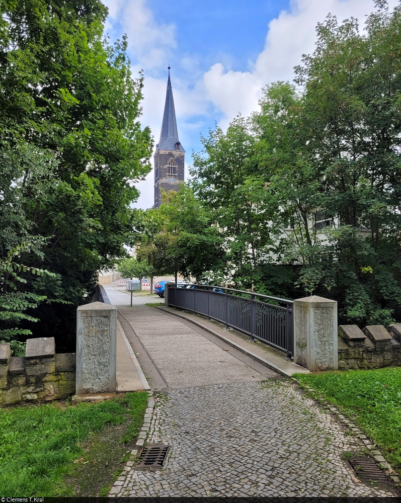 Eines der Wahrzeichen von Aschersleben ist die 1507 eröffnete St.-Stephani-Kirche, im Übrigen größte Stadtkirche Sachsen-Anhalts. Ihr leicht windschiefer Turm konnte an der Einebrücke südlich der Badergasse zwischen Bäumen eingefangen werden.

🕓 16.8.2023 | 11:45 Uhr