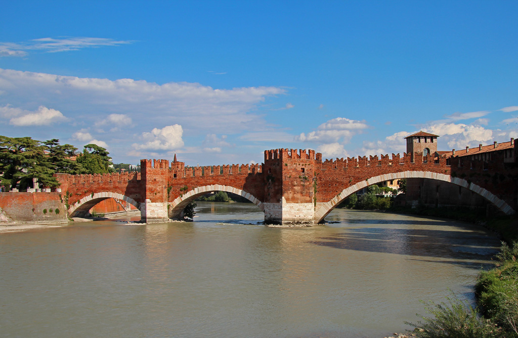 Eines der Wahrzeichen und Sehenswrdigkeiten Veronas ist die Ponte Scaligero aus dem 14.Jahrhundert. Die Aufnahme entstand ca. 600 Jahre spter, im September 2016.