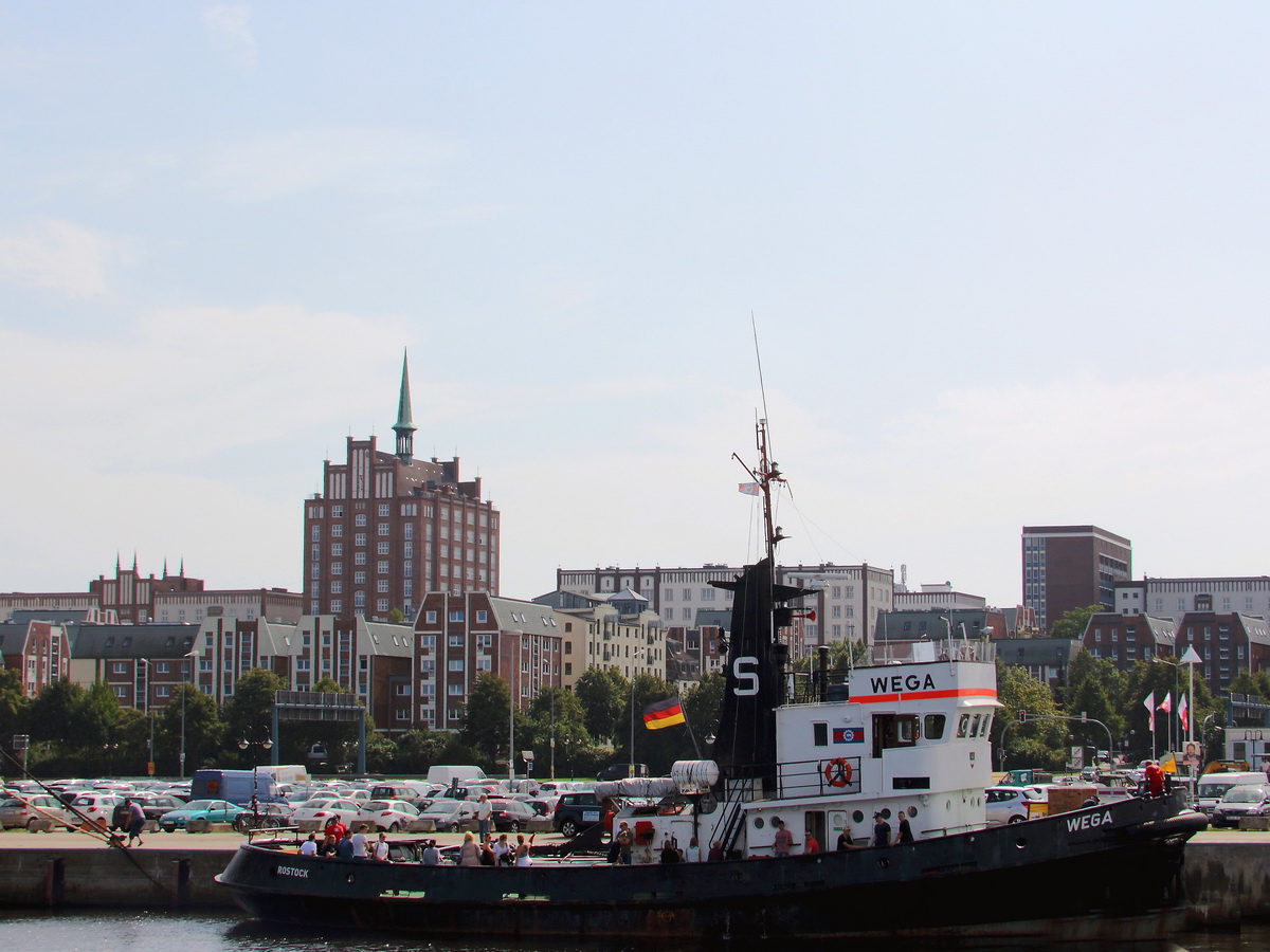 Einfahrt in den Stadthafen zur Anlagestelle in Rostock am 30. August 2017.