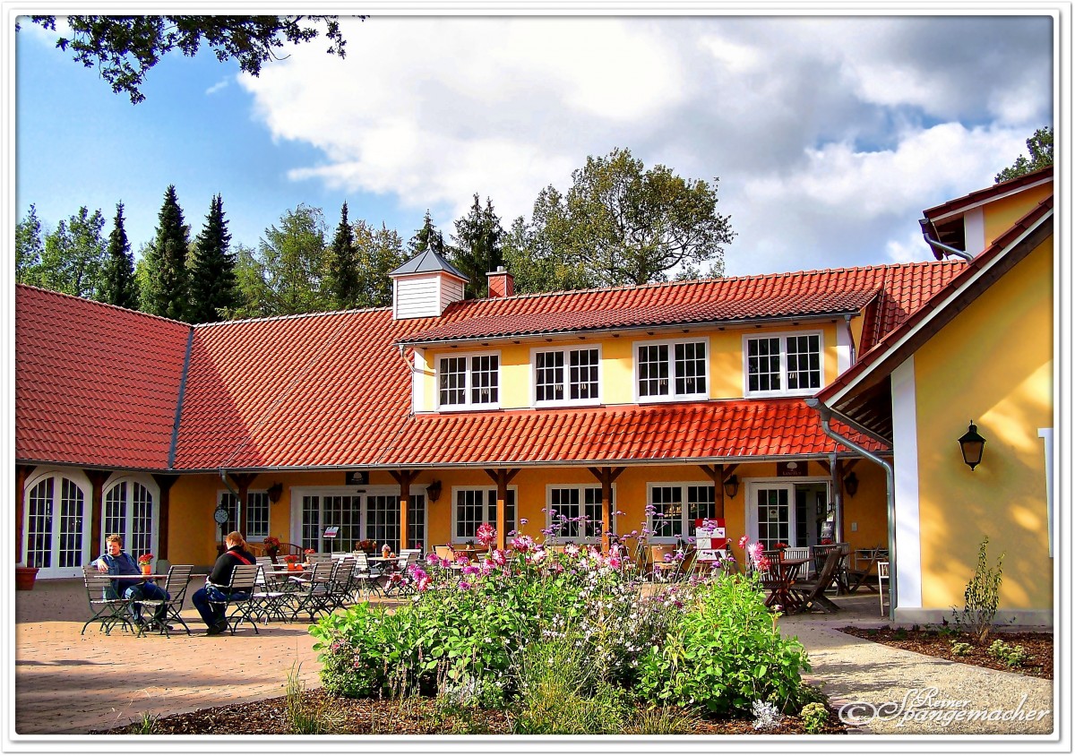 Eingang LandPark Lauenbrck, Hinter dem Gebude befindet sich der Tier- und Landschaftspark mit vom Aussterben bedrohten seltenen Nutztierrassen. Spielpltze fr die Kleinen sind auch vorhanden. September 2011.