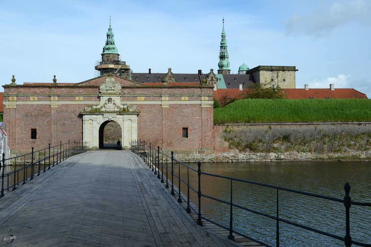 Eingang zum Innenhof der Kronburg in Helsingr. (Mai 2012)