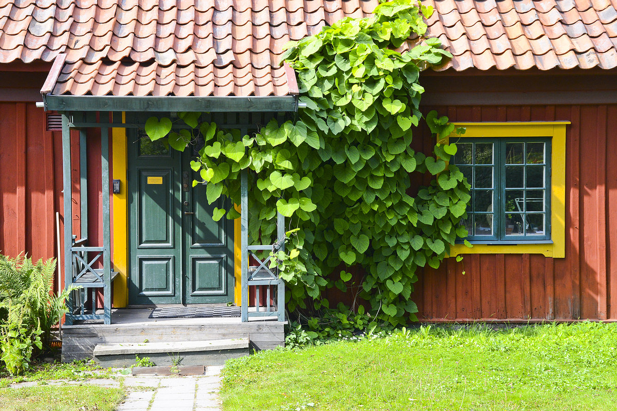 Eingang zum Reihenhaus im Rda lngen im Stockholmer Freilichtmuseum Skansen. Aufnahme: 26. Juli 2017.