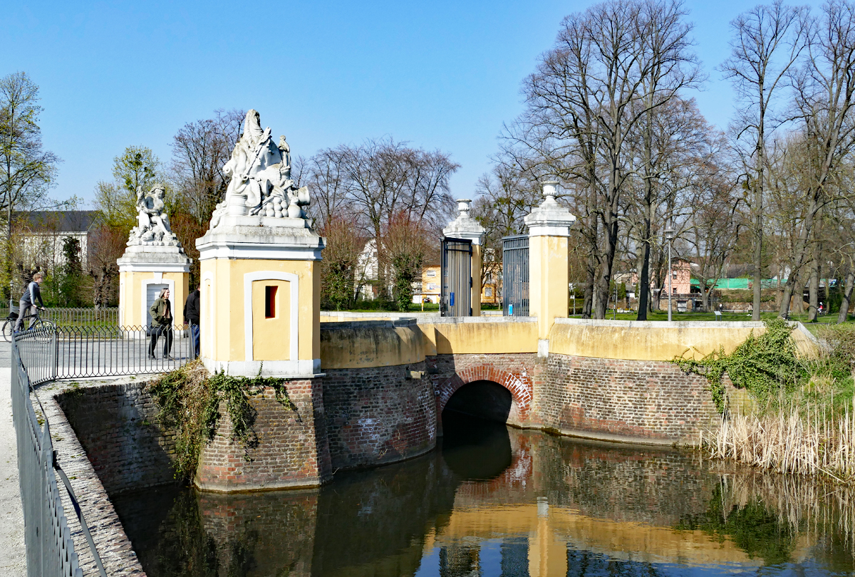 Eingang zum Schlo Augustusburg in Brhl (Brcke ber den Weiweiher) aus Richtung Bahnhof - 28.03.2020




