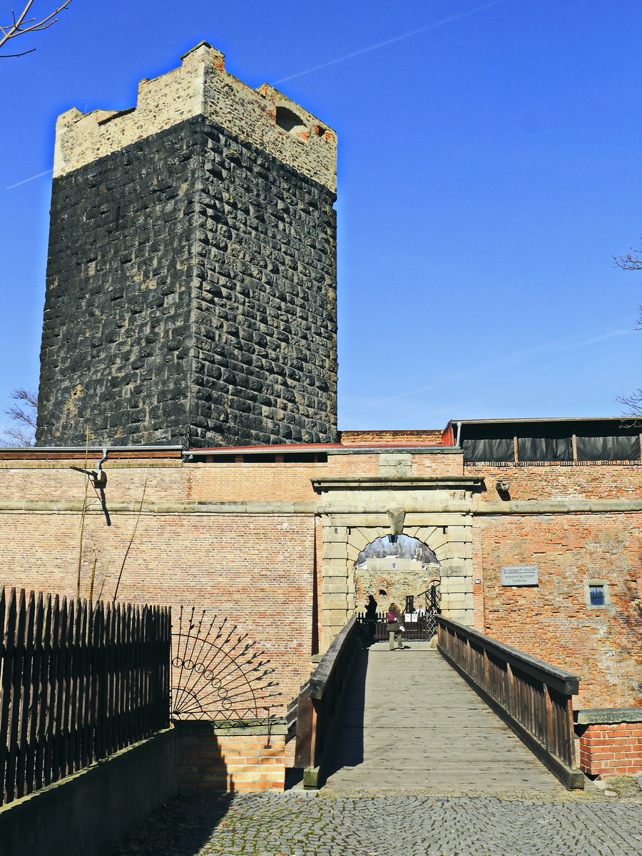 Eingang zur Burg in Cheb mit schwarzen Turm am 17. Februar 2019.