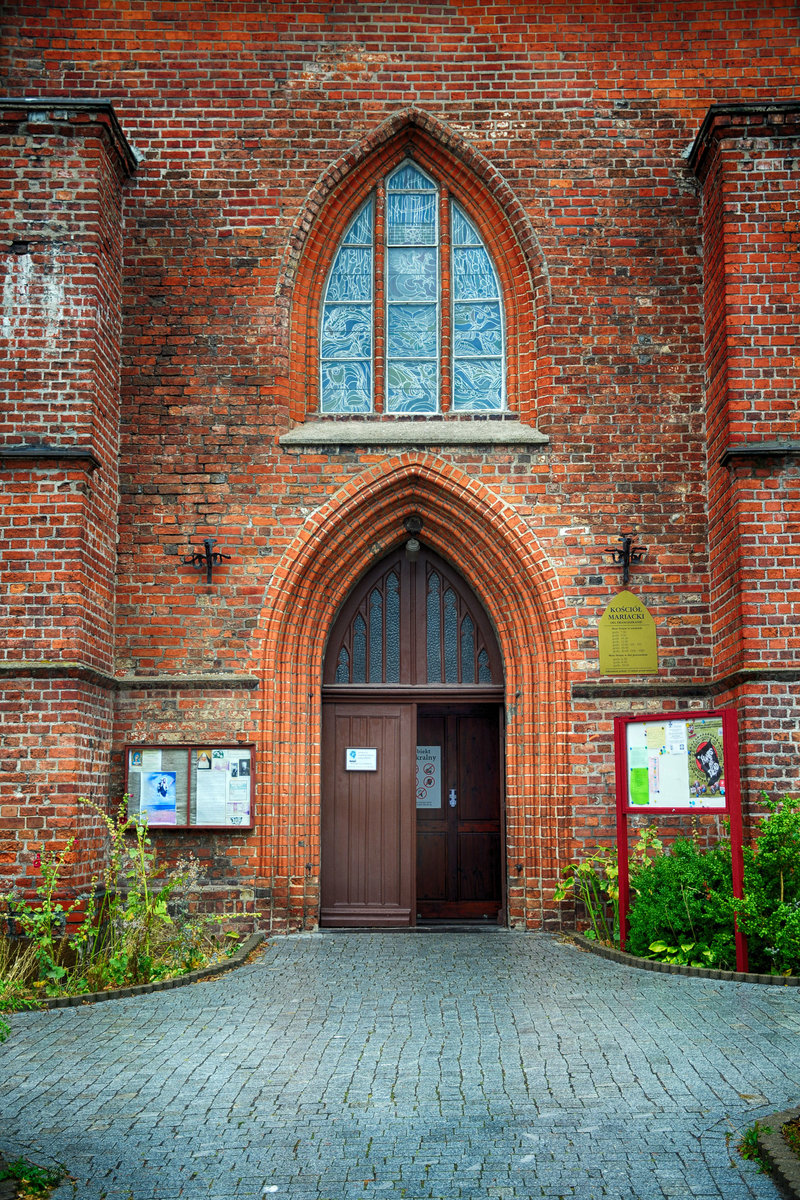 Eingang zur Marienkirche (Kościł N.P. Marii) in Rgenwalde (Darłowo) in Hinterpommern. Aufnahme: 22. August 2020.