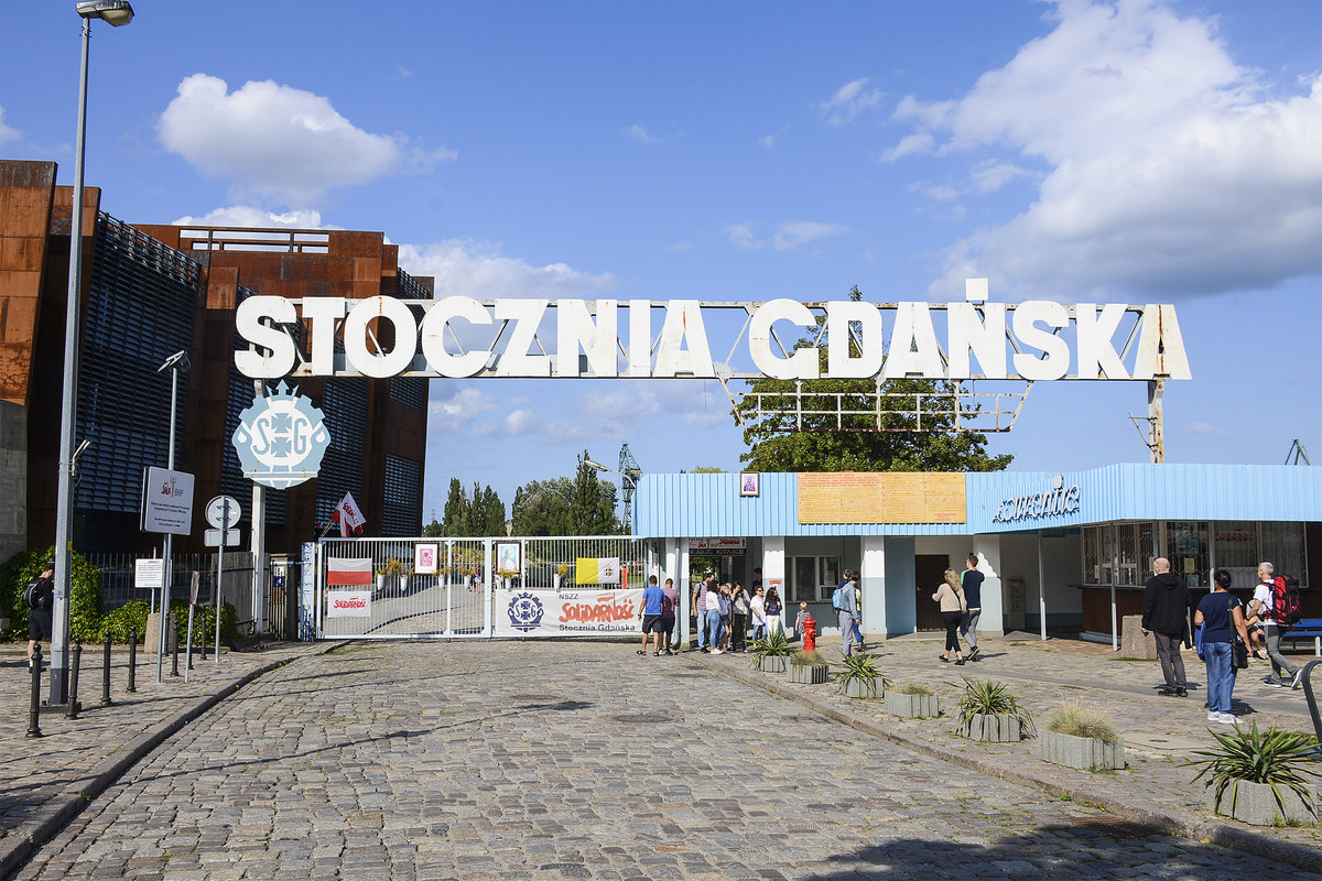 Eingang zur Werft Danzig AG (die ehemalige Leininwerft). Die Werft Danziger gilt als Keimzelle der demokratischen Bewegung Polens. Der Gewerkschaftsfhrer Lech Wałęsa wurde in 1990 zum Prsidenten Polens gewhlt. Aufnahme:  14. August 2019.