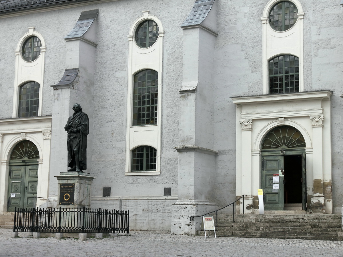 Eingang in die zur Zeit in Renovierung befindliche Stadtkirche Sankt Peter und Paul in Weimar am 23. Oktober 2015.
Auf der linken Seite ist das Herder-Denkmal (Johann Gottfried von Herder gestorben am 18. Dezember 1803 in Weimar) zu sehen.
