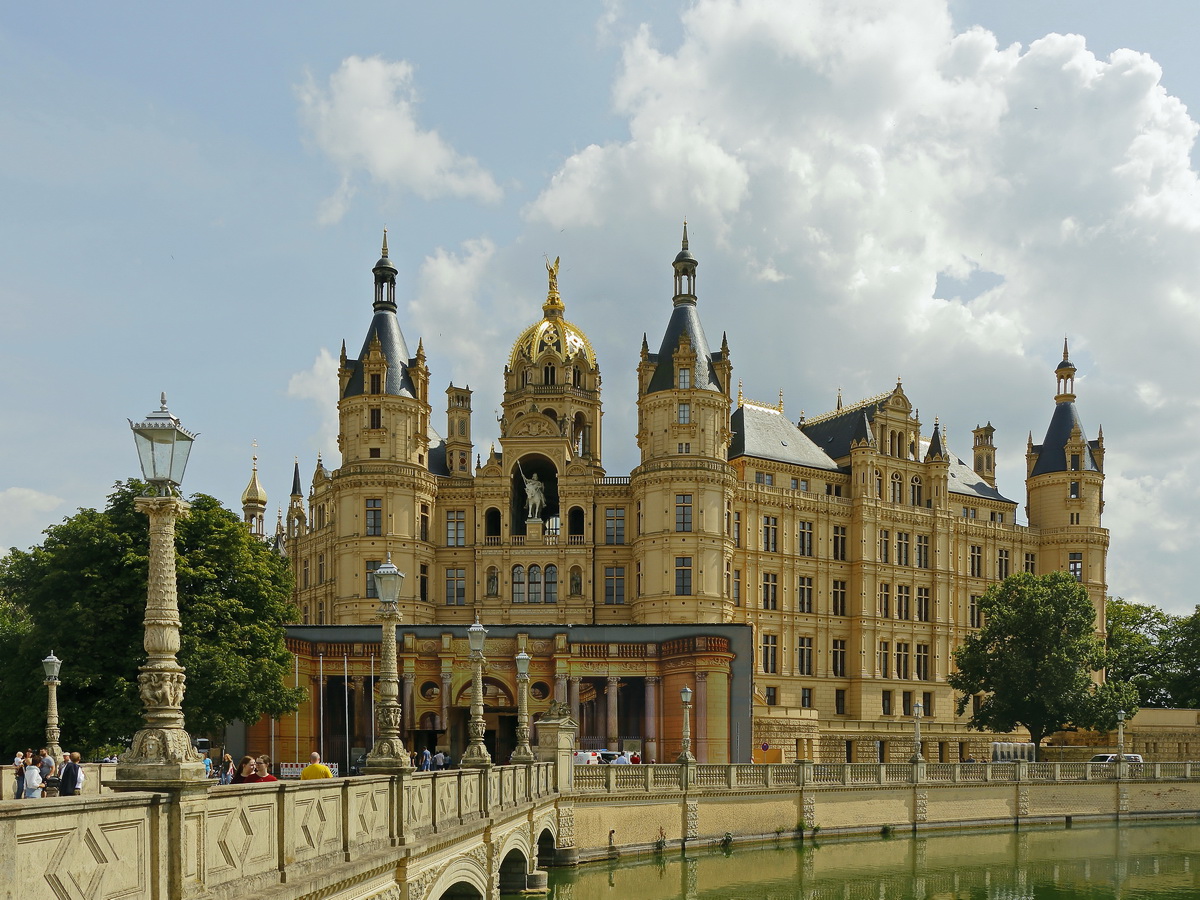 Eingangsbereich vom Schloss und dem Landtag in Schwerin am 01. August 2019