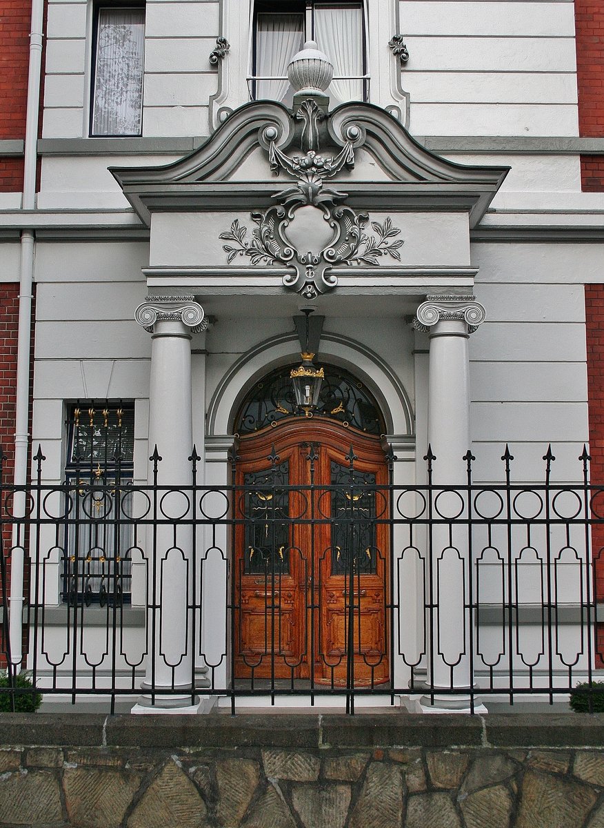 Eingangsbereich einer Villa an der Sadowastrae im Briller-Viertel in Wuppertal.

Das grte zusammenhngende Villen-Viertel Deutschlands, das Briller-Viertel in Wuppertal, lockt mit fast 300 dieser Prachtexemplare, auf die Hhenzge nah der Innenstadt und der kleinen aber feinen  Altstadt , dem Luisenviertel, das sich mit den umliegenden, riesigen Bestnden an Grnderzeit- und Jugendstilbauten z.B. auf dem lberg, immer mehr zum Kreuzberg NRW's und dem kreativen Kietz schlechthin entwickelt. Eine der dortigen Villen, ist die als  Galerie Parnass  in der Kunstwelt legendre und berhmte Villa Jaehrling, in der, wie es die FAZ beschrieb, 1963 eine der Schlsselausstellungen des 20 Jahrhunderts mit Joseph Beuys, Bazon Brock, Charlotte Moorman, Nam June Paik, Eckart Rahn, Tomas Schmit und Wolf Vostell stattfand. Das Happening war der Kristallisations-Punkt der Fluxus-Bewegung in Deutschland. Ferner wohnten unter anderem die Dichterin Else-Lasker-Schler, Bayer und IG-Farben-Chef Carl Duisberg und Johannes Rau im Briller-Viertel. 03.10.2011