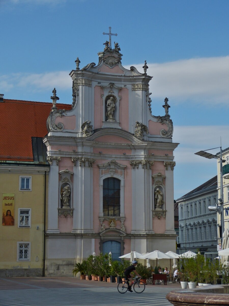 Eingangsportal der Franziskanerkirche am Rathausplatz in St. Plten. 03.06.2023
