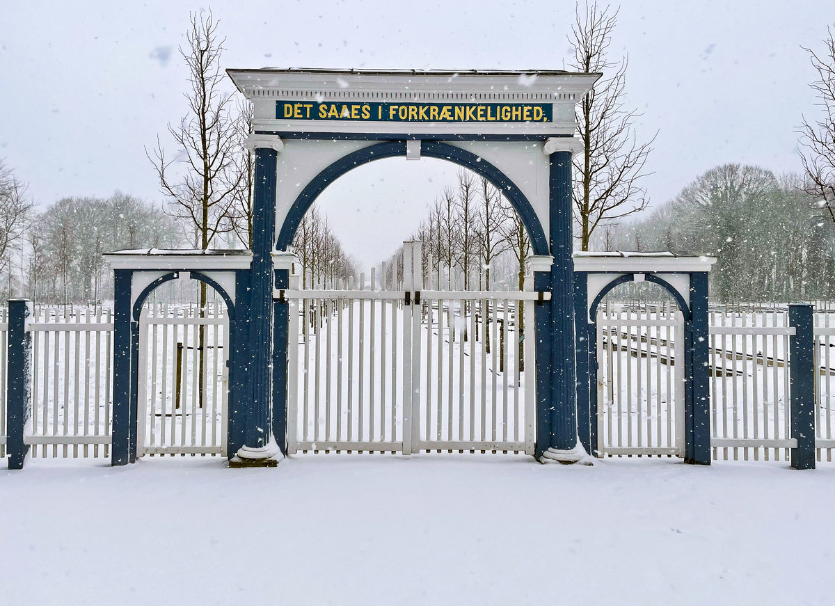 Eingangsportal zum Herrnhuter Gottesacker in Christiansfeld (Nordschleswig/Snderjylland). Er zeichnet sich im Unterschied zur barocken Friedhofskultur durch betonte Schlichtheit der Gestaltung aus. Die Brdergemeine setzte in dieser Gestaltung des Gottesackers ihre Vorstellungen von der Gleichheit vor dem Tod und der Ruhe vor der Auferstehung um. Aufnahme: 3. Februar 2021.