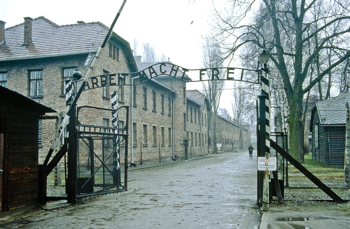 Eingangstor des KZ Auschwitz I (Stammlager) mit der Aufschrift Arbeit macht frei‹. Bild vom Dia. Aufnahme: April 1992.