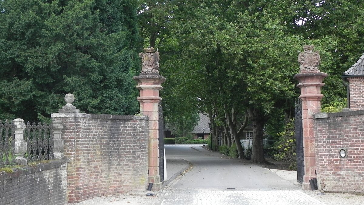 Eingangstor des Wasserschlosses Anholt bei Isselburg im Kreis Borken am 28.07.2021. Die Burg gilt als eines der schnsten Wasserschlsser im Mnsterland.