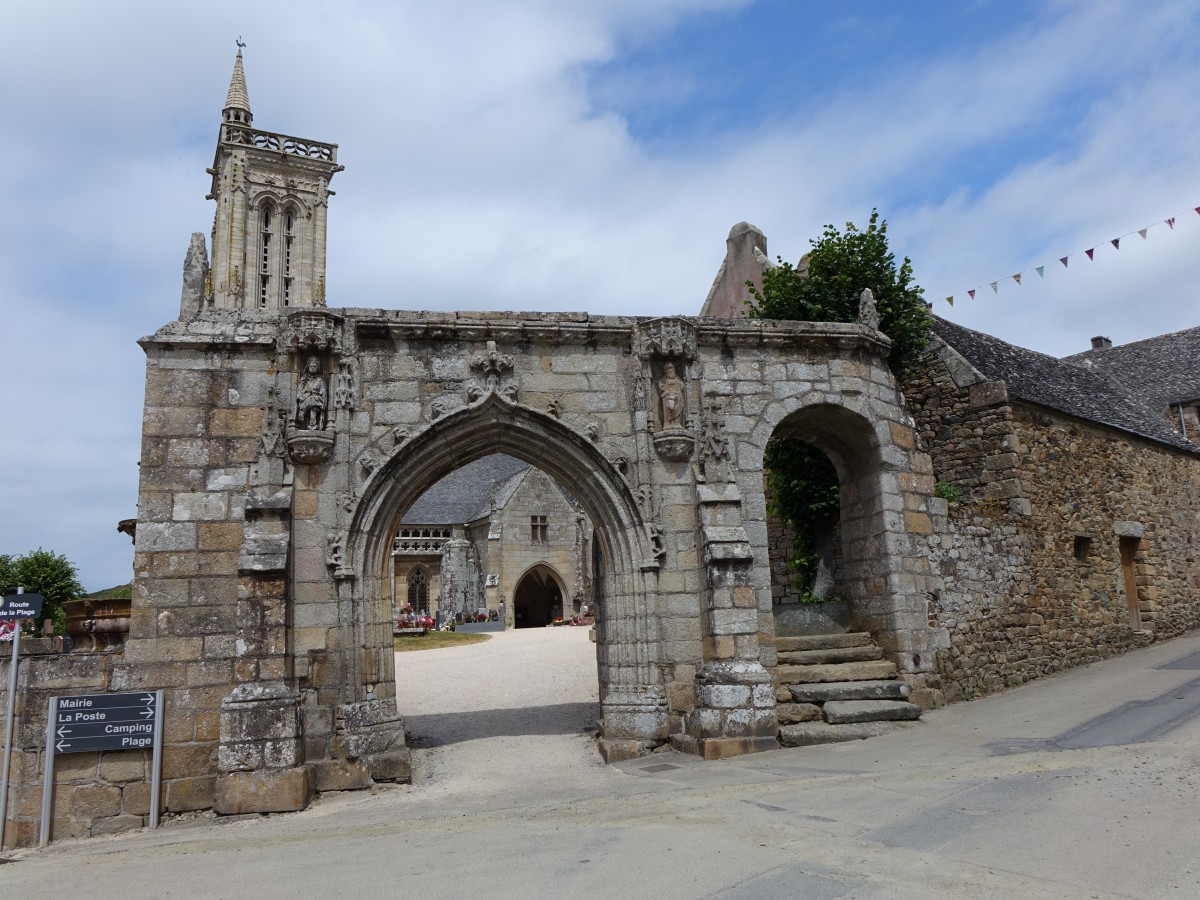 Eingangstor zum Kirchenbezirk von St. Jean du Doigt (14.07.2015)