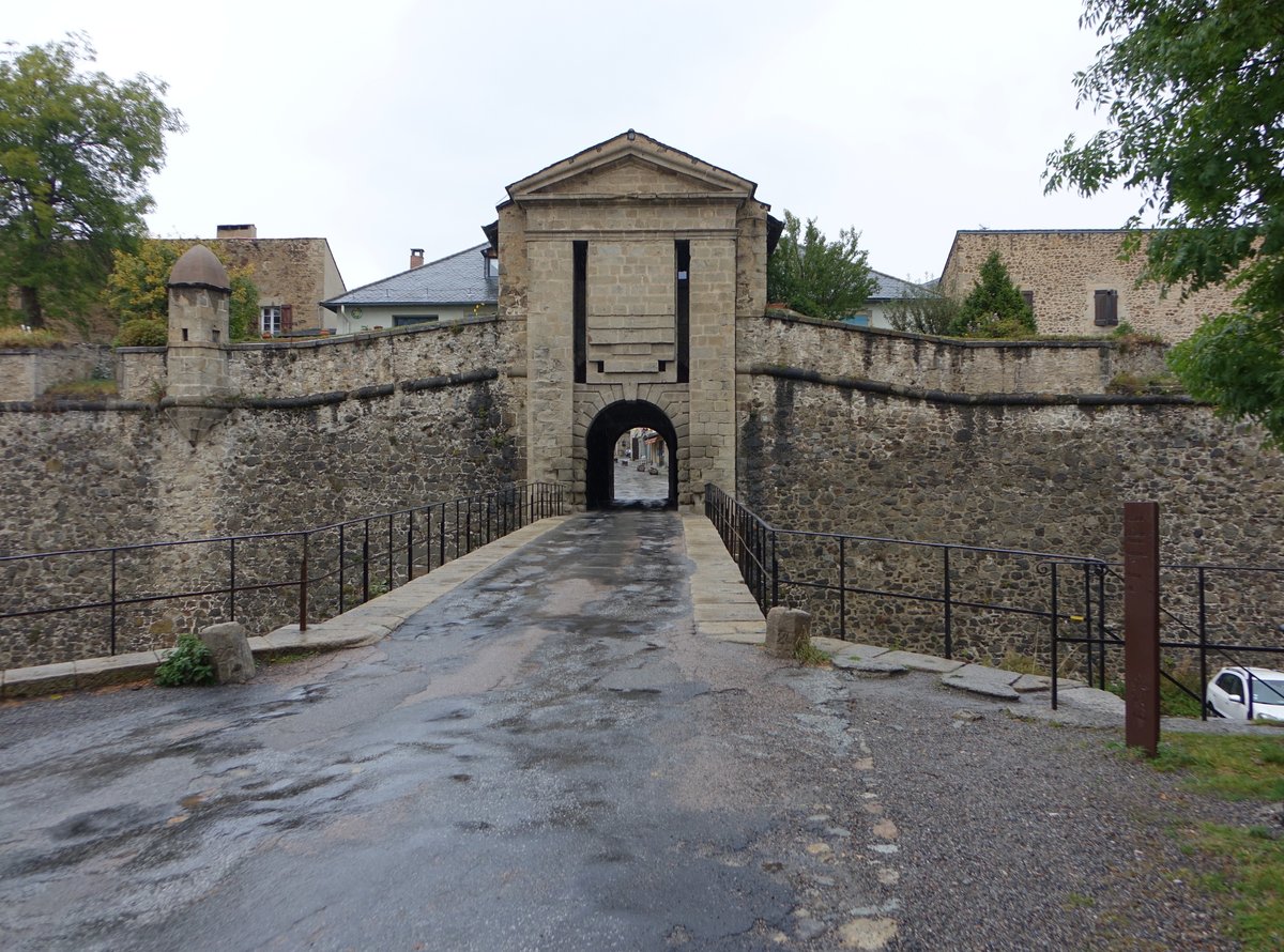 Eingangstor zur Zitadelle Mont-Louis, die Festung wurde von 1681 bis 1691 nach Plnen von Sbastien Le Prestre de Vauban errichtet (30.09.2017)