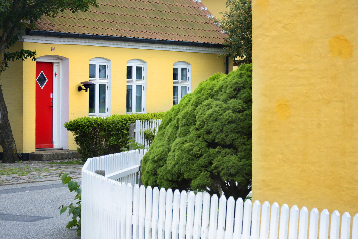 Eingangst�r und die L�ngsseite des Hauses an der Ecke der Kappelborgvej und der Christian Bruuns Vej im Stadtzentrum von Skagen. Aufnahme: 12. Juni 2026.