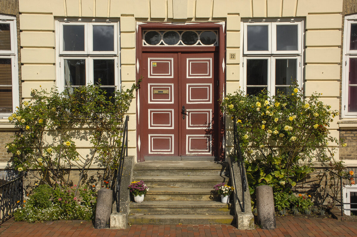 Eingangstr zum Haus am Hafen 22 in Glckstadt an der Elbe. Aufnahme: 22. September 2021.