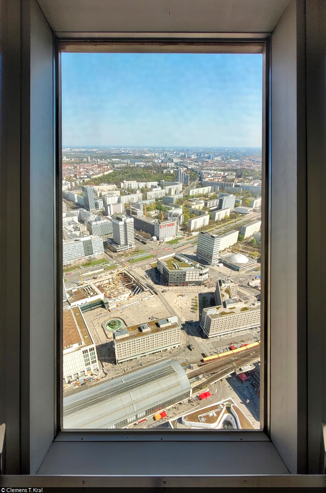 Eingerahmt: der Berliner Alexanderplatz, fotografiert durch eines der vielen Fenster des Fernsehturms.

🕓 22.4.2023 | 12:59 Uhr