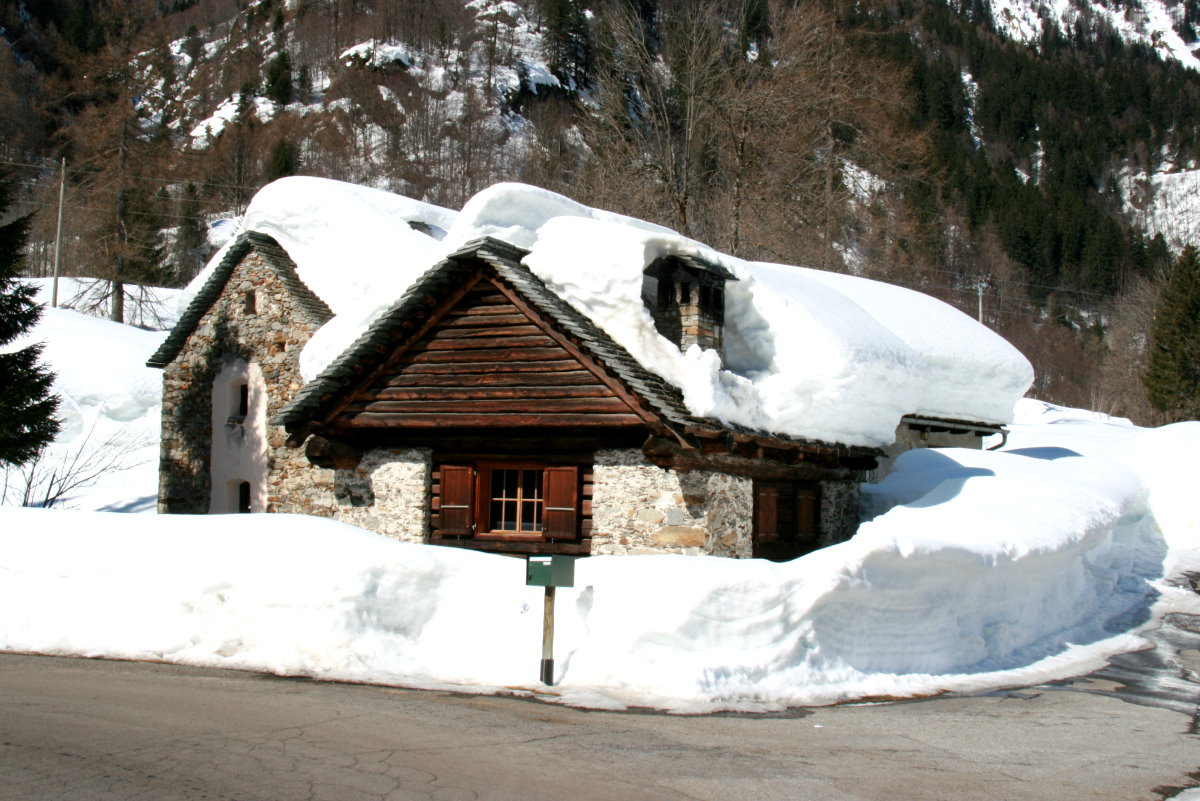 Eingeschneite Huser in Mogno; 09.03.2014