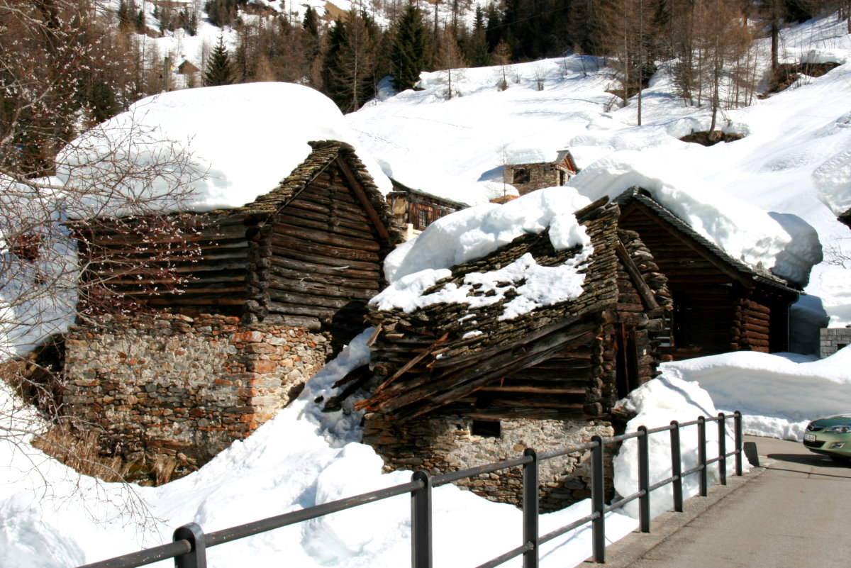 Einige ltere Gebude konnten den Schneemassen nicht standhalten. Fusio, 09.03.2014