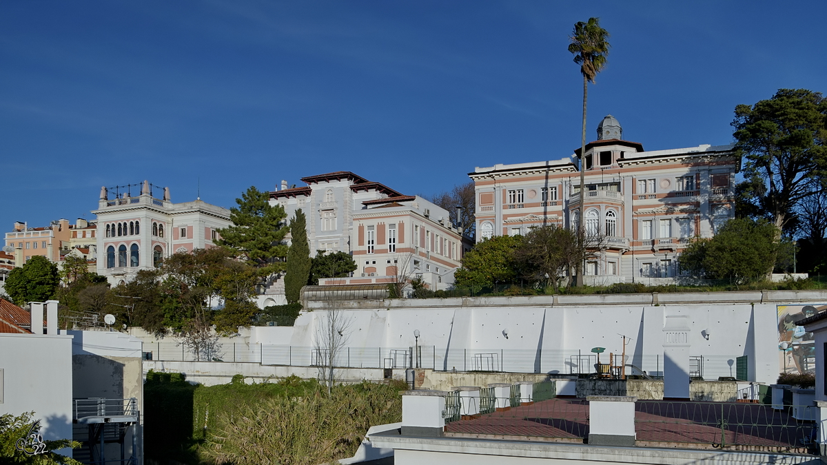 Einige prachtvolle Villen stehen oberhalb des Torel-Parkes in Lissabon. (Januar 2017)