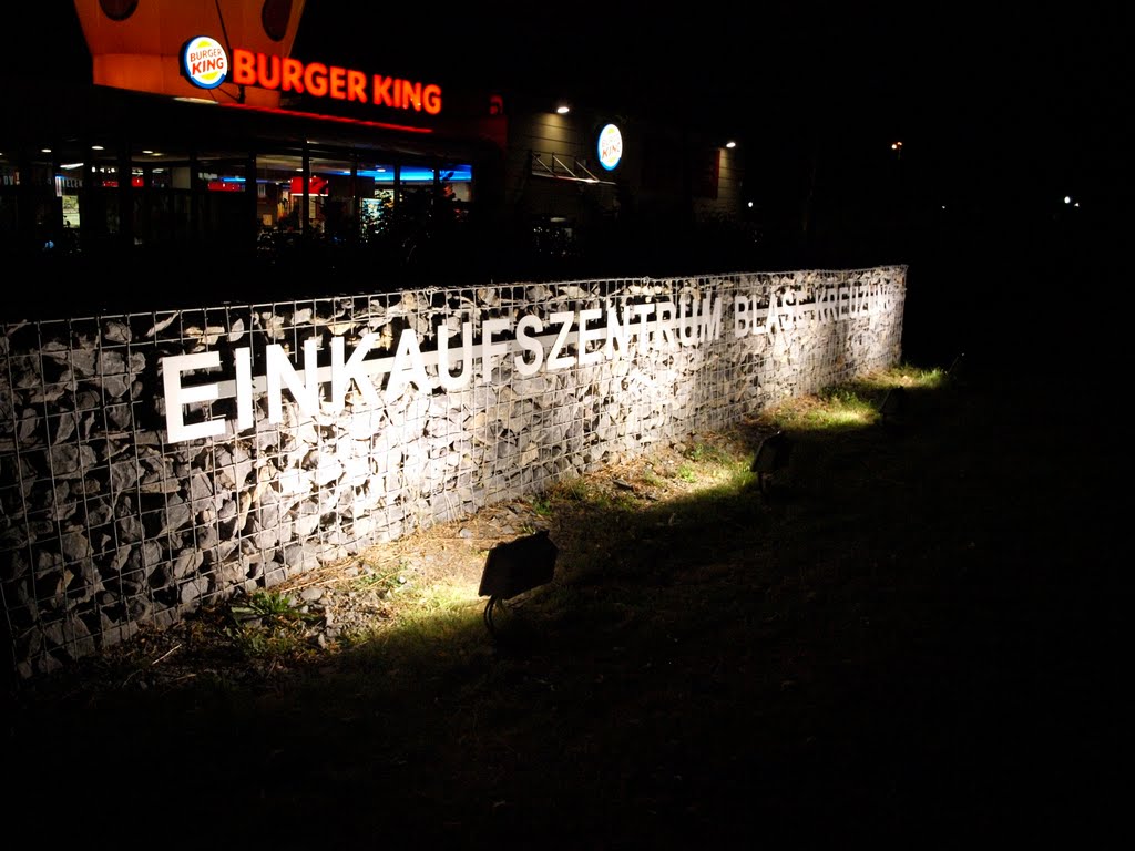 Einkaufszentrum Blasekreuzung in Lbbecke 
Diese Schrift sieht man wenn man die B239 aus Richtung Hllhorst / Bnde  in Richtung Zentrum Lbbecke fhrt. 
Aufnahme vom 23.10.2018