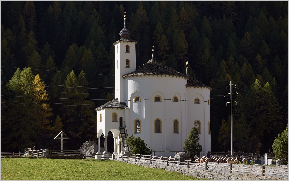 Einmalig schne Rundkirche in Saas-Balen in strengem aber zauberhaften Licht. Oktober 2017.