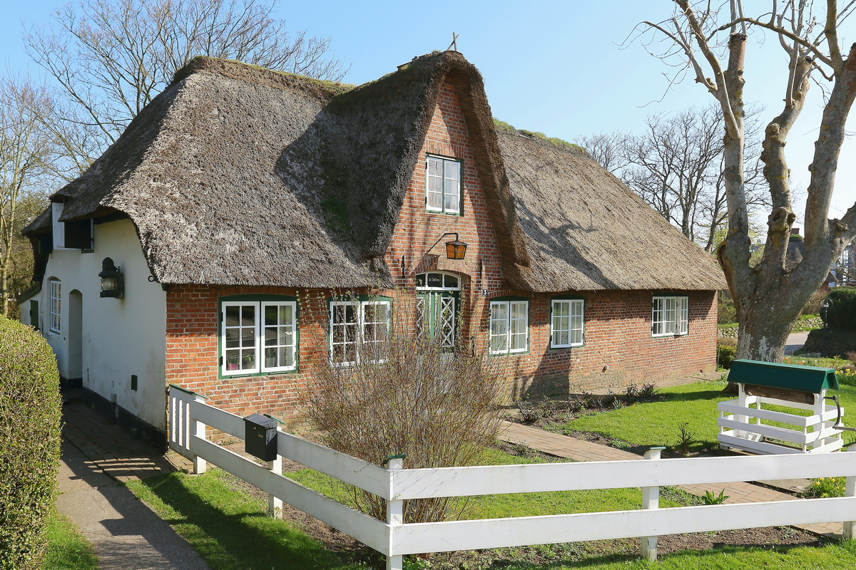 Eins der vielen nicht oft benutzen Huser in Keitum auf Sylt am 20. April 2018.