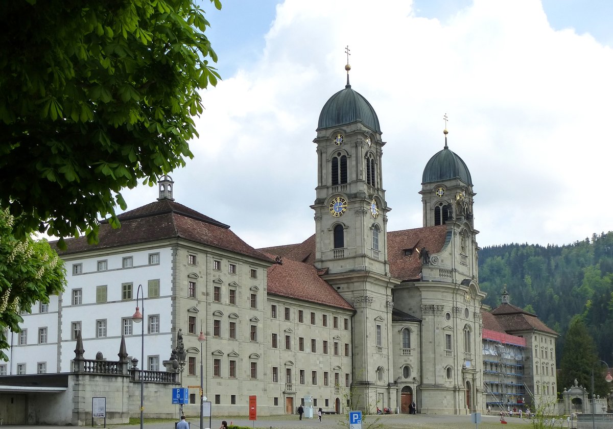 Einsiedeln, Blick auf die Westfassade des Benediktinerklosters mit der Abteikirche, Mai 2017