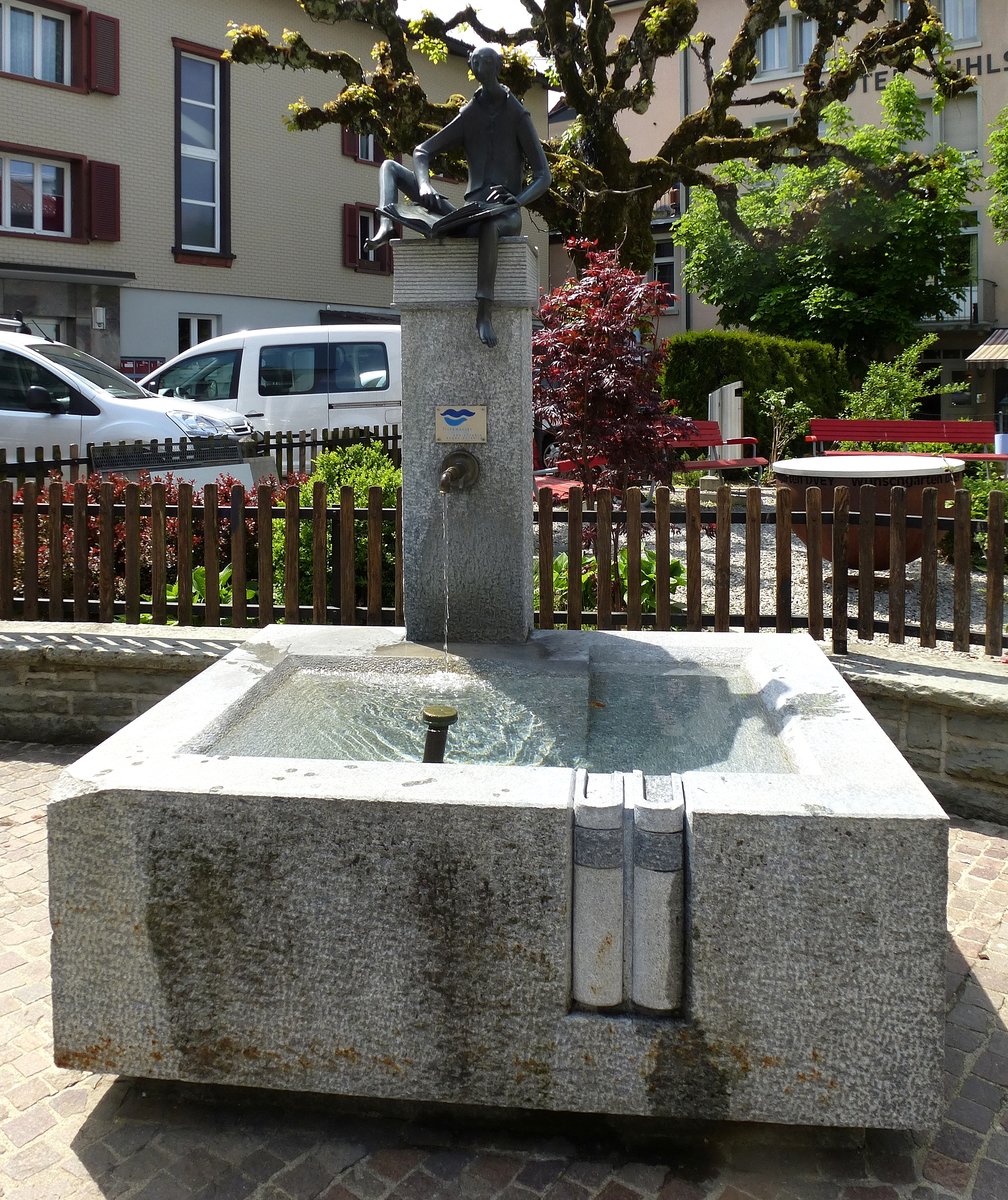 Einsiedeln, Brunnen an der Hauptstrae, Mai 2017
