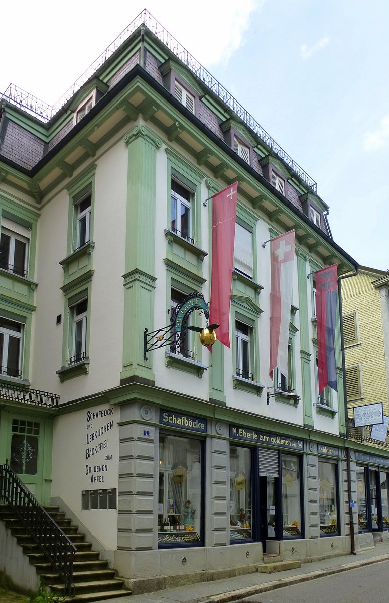 Einsiedeln, im Haus  Zum Goldenen Apfel  befindet sich das Lebkuchenmuseum und ein historischer Laden aus dem 19.Jahrhundert, Mai 2017