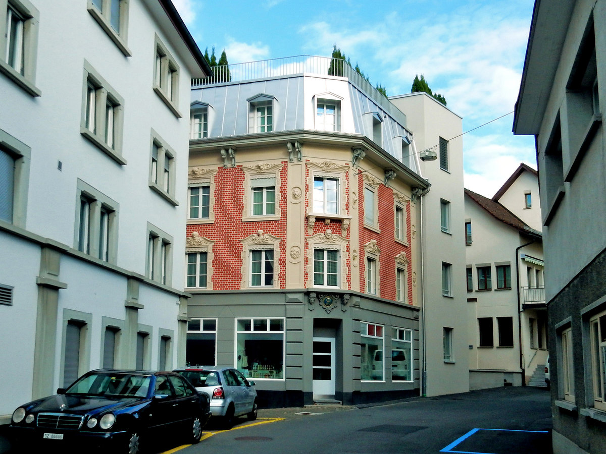 Einsiedeln, Schwanenstrasse 29, Haus Tulipan. Renovierung 2012-2013. Die historische Fassade erstrahlt in neuem Glanz wie damals im Jahr 1876. Die Bckerei hat neue Brorume und in der Produktion konnten die Arbeitsgnge effizienter und moderner gestaltet werden. Im Neubau, ein modernes Gebude, das sich perfekt in die Umgebung einpasst, sind 5 moderne, originelle und attraktive Eigentumswohnungen mit Tiefgarage entstanden - 20.09.2015
