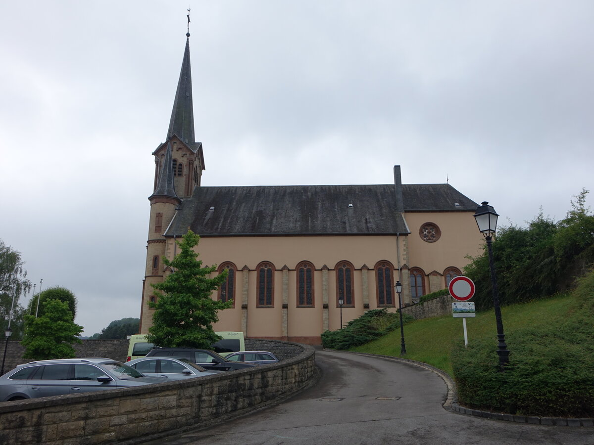 Eischen, Pfarrkirche Saint-Pierre in der Rue de Ecole (20.06.2022)