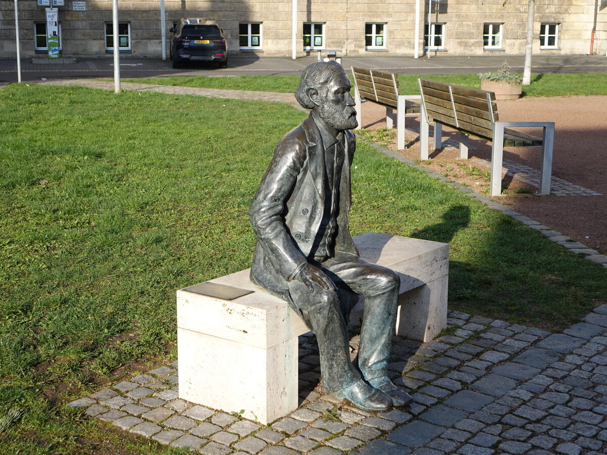 Eisenach, Ernst Abbe Denkmal am Theaterplatz (17.03.2024)