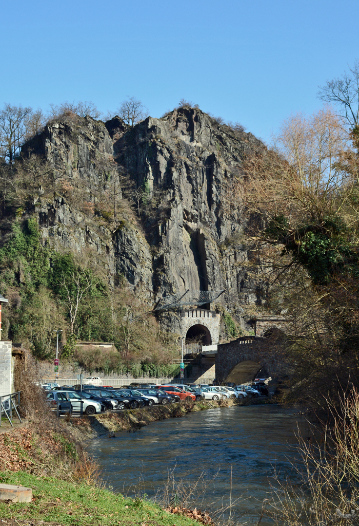 Eisenbahn- und Straentunnel durch den Fels in Altenahr - 25.02.2016