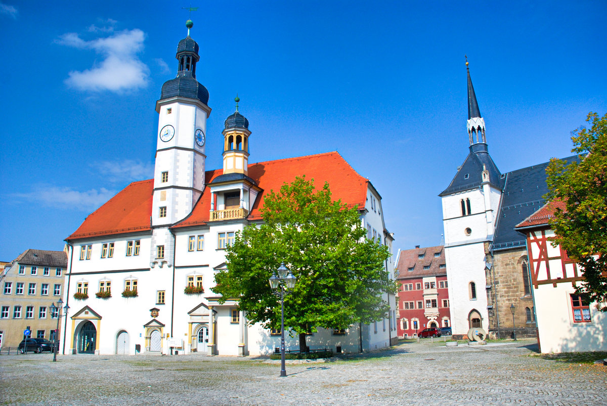 Eisenberg in Thringen, der Marktplatz und Standesamt mit schnen blauen Himmel. Mein Bild wurde im Herbst 2014 aufgenommen. 