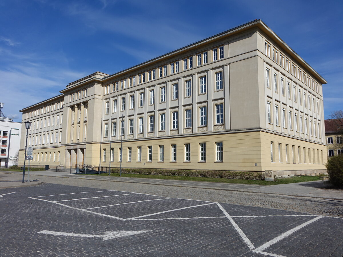Eisenh�ttenstadt, Haus der Parteien und Massenorganisationen am zentralen Platz, heute Rathaus, erbaut von 1953 bis 1955 (04.04.2026)