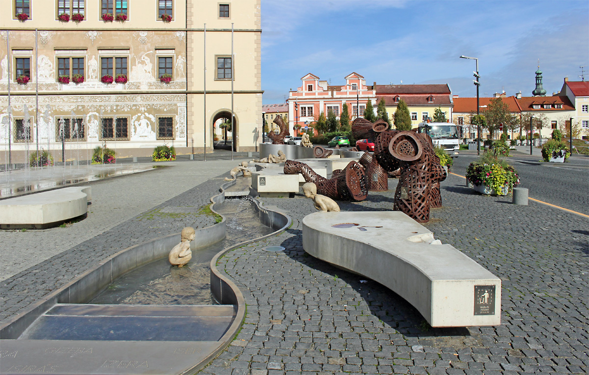 Eiserne Skulpturen, die sich nachts beleuchten lassen, am Staroměstské náměstí in Mladá Boleslav, daneben eine mit lustigen Figuren
bestückte Nachbildung des Flüsschens Jizera (Iser), an dem Mladá Boleslav liegt. 12.10.2017