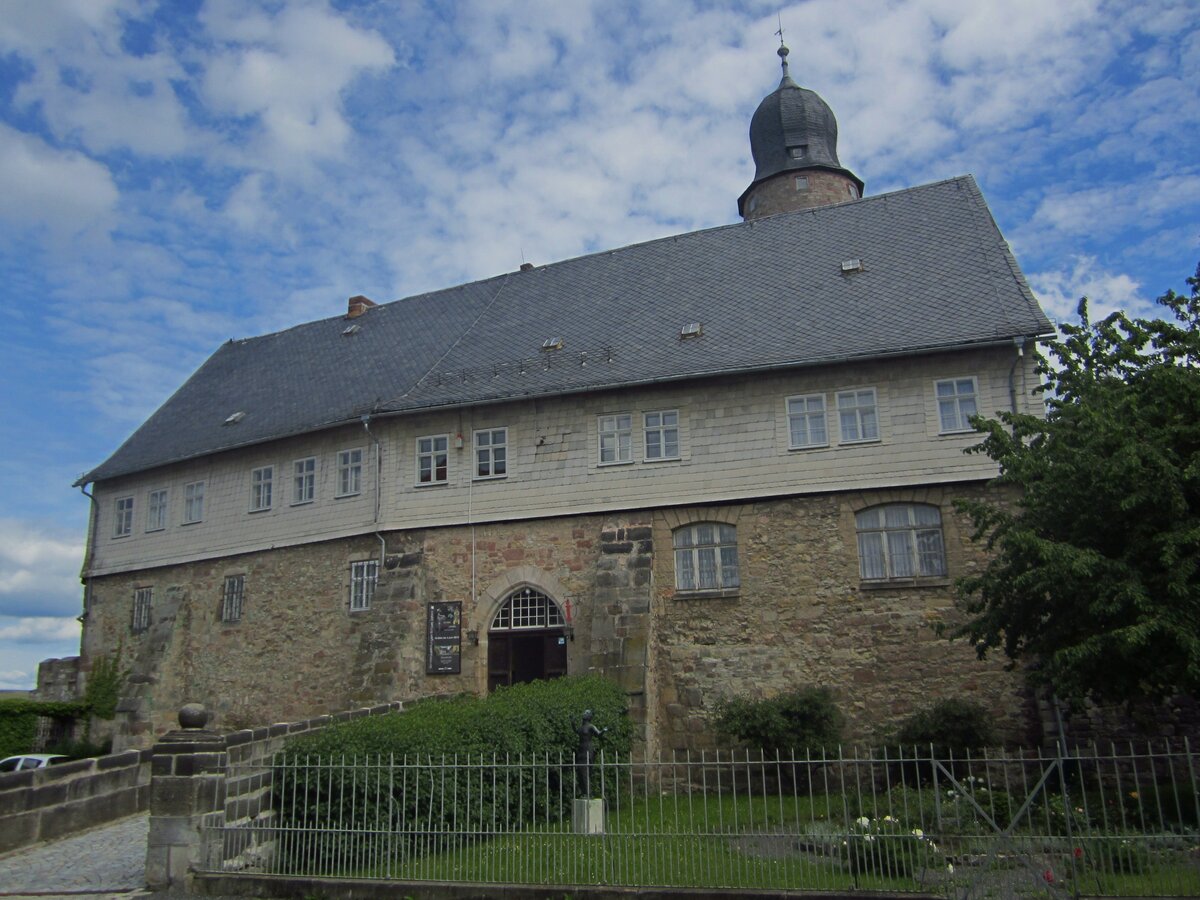 Eisfelder Schloss, erbaut im 13. Jahrhundert am hchsten Punkt der Stadt auf den Mauern einer lteren Wehranlage (10.06.2012)
