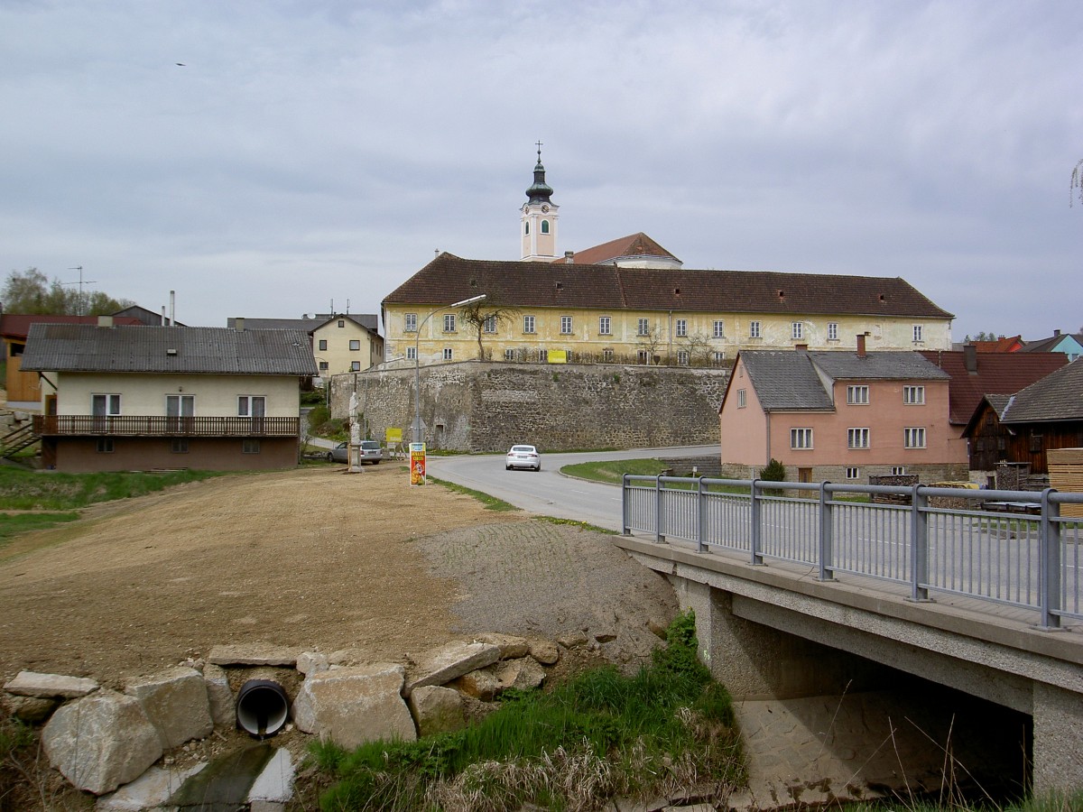 Eisgarn, Probstei mit Maria Himmelfahrt Kirche, ehem. Chorherrenstift, gegrndet 1330 durch Johann von Klingenberg, Bezirk Gmund (18.04.2014)