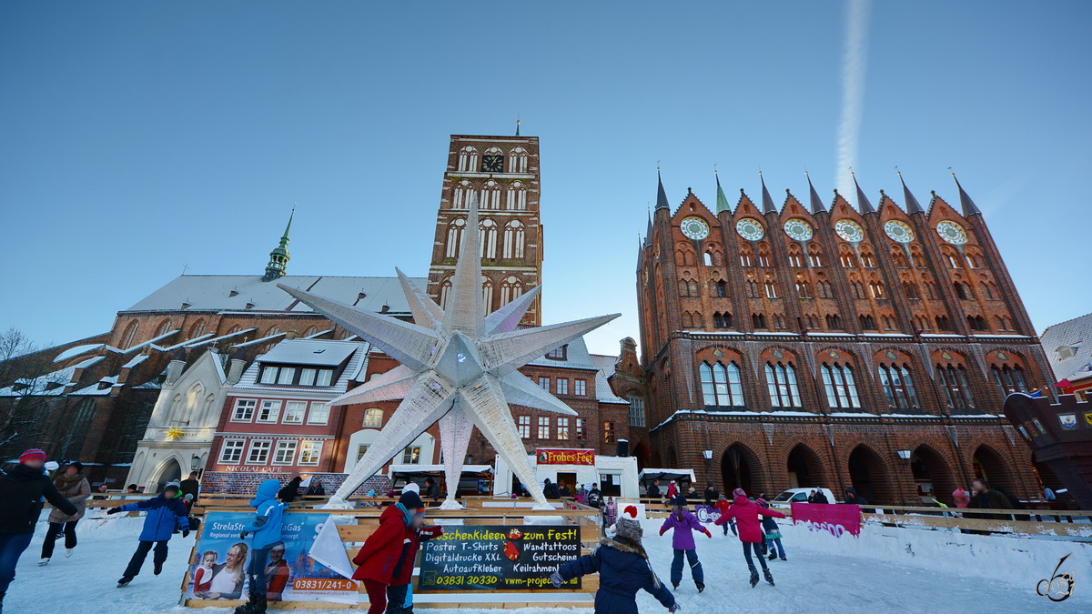 Eislaufspa auf dem Alten Markt in Stralsund. (Dezember 2014)