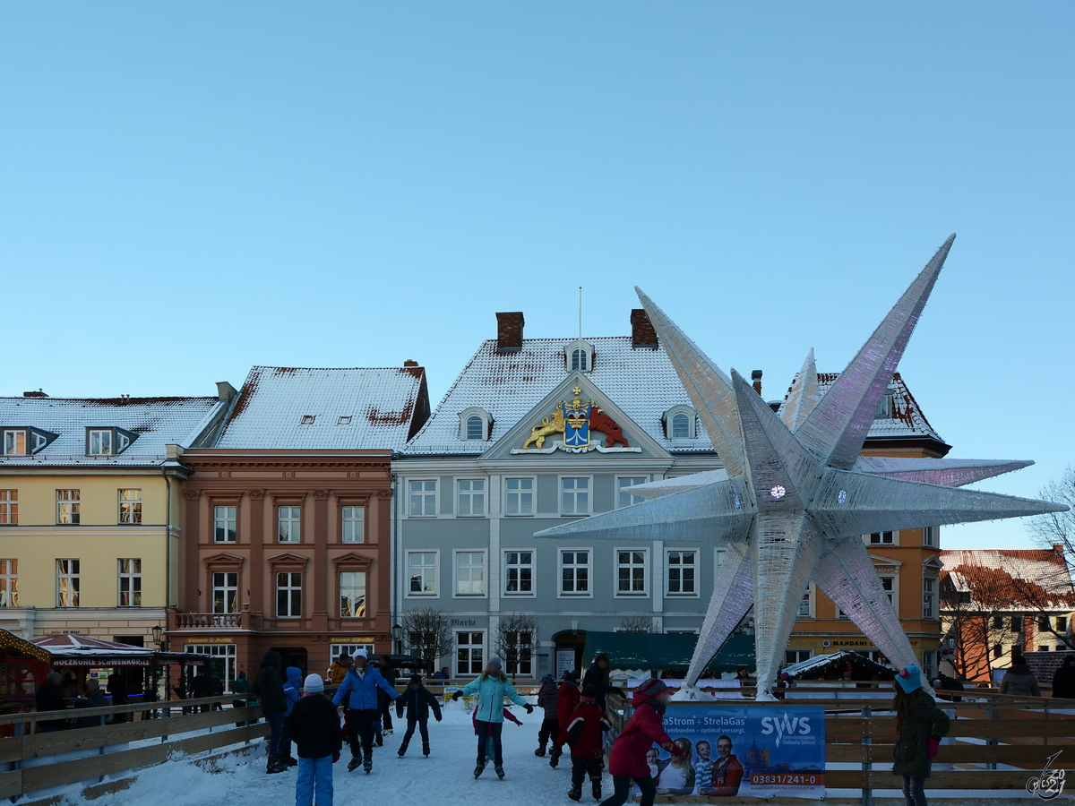 Eislaufspa auf dem Alten Markt in Stralsund. (Dezember 2014)